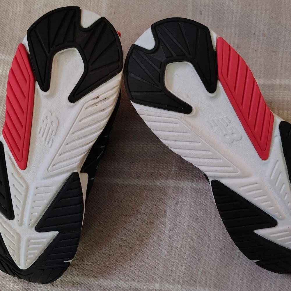 New Balance Kids Black/White Sneakers Size 5. - Picture 4 of 5
